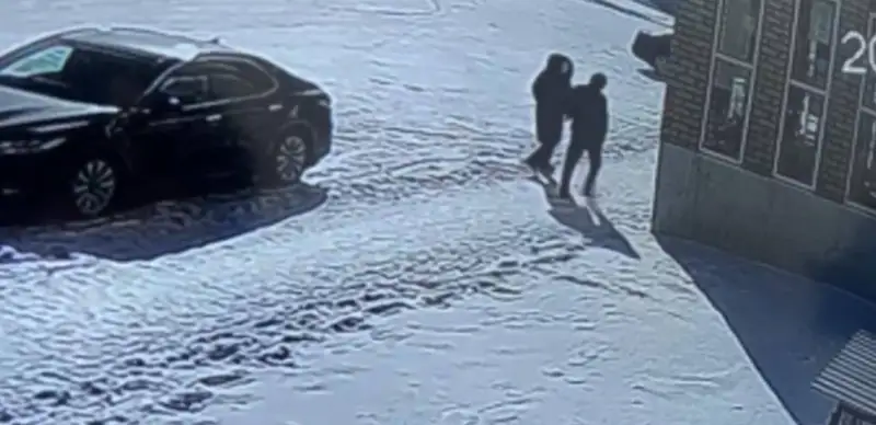 Полицейский получил ножевые ранения, спасая девочку от преследователя в Семее