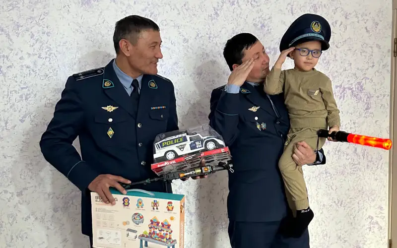 Жамбылские полицейские поддержали перед операцией 5-летнего мальчика
