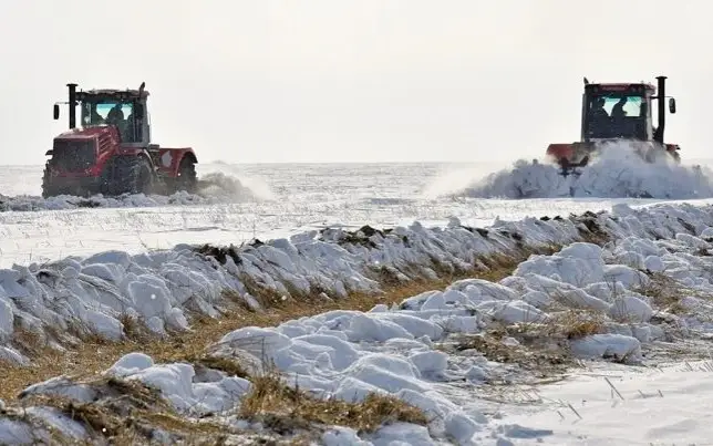 Снегозадержание проводят на полях аграрии СКО