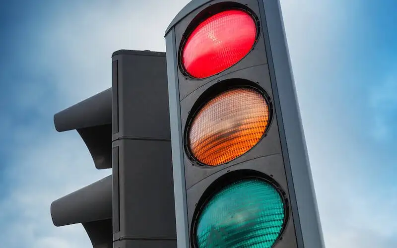 Елімізде бағдаршамның сары сигналына өтуге тыйым салынды