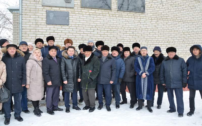Мемориальную доску писателю Естаю Мырзахметову установили в Кокшетау