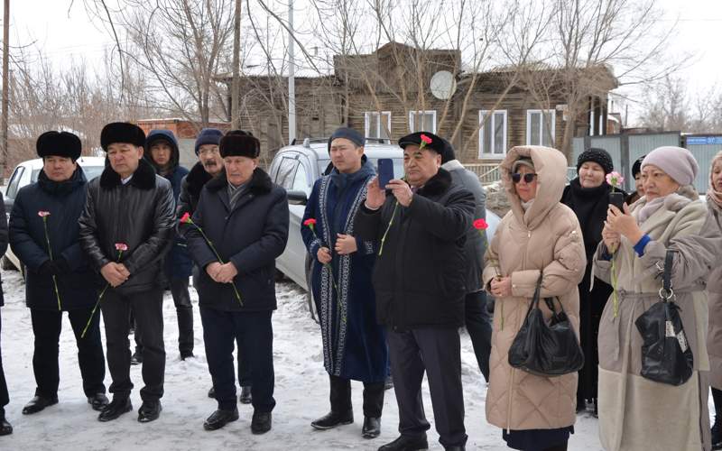 Мемориальную доску писателю Естаю Мырзахметову установили в Кокшетау