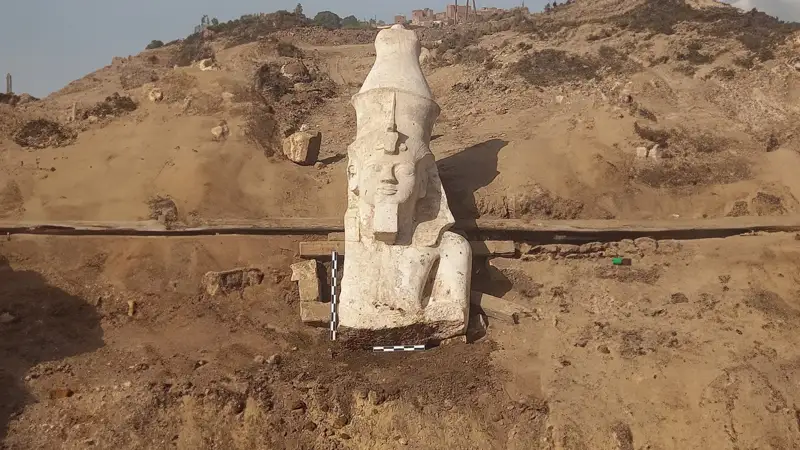 Археологи в Египте раскопали фрагмент большой статуи Рамзеса II