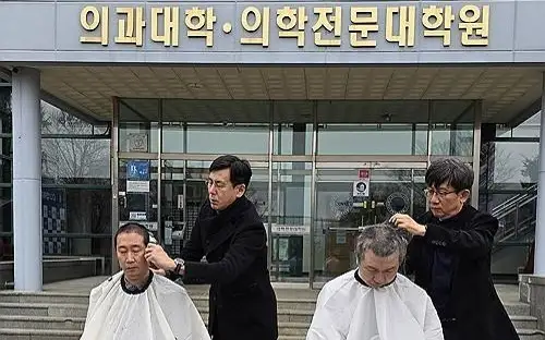 Medical professors escalate protests against hike in enrollment quota