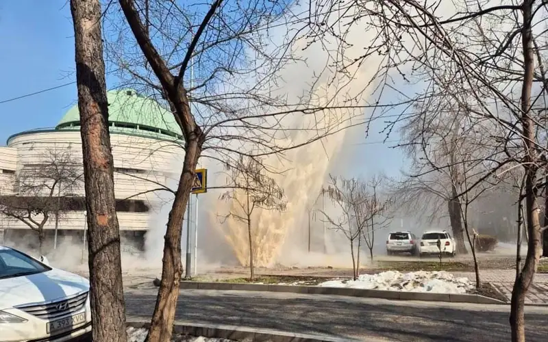 Теплотрассу прорвало в Алматы