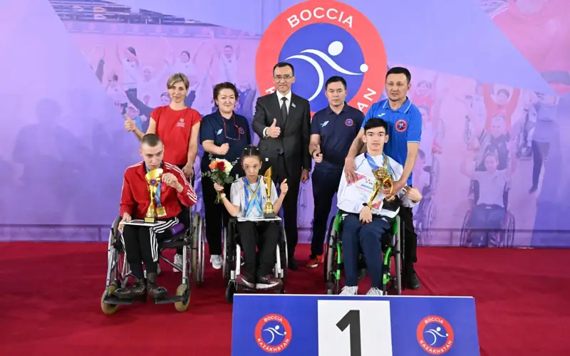 Маулен Ашимбаев наградил победителей республиканского турнира по бочча