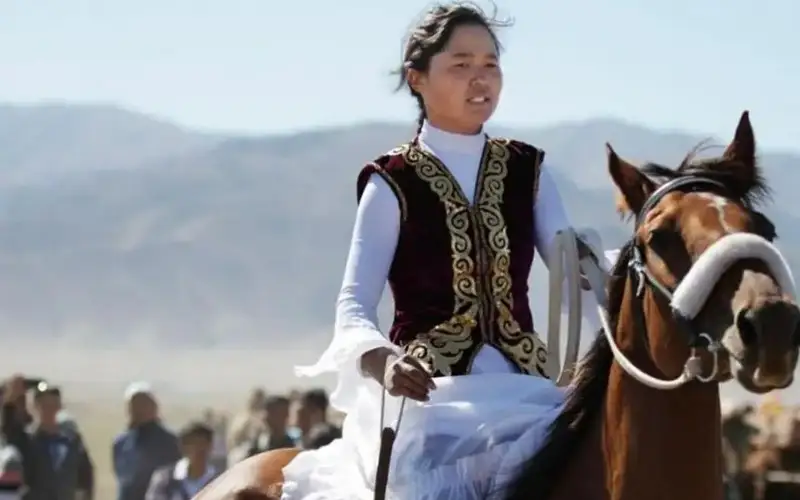 девушки на скачках 