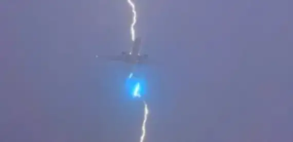 Канадада 550 йўловчиси бўлган самолётни яшин урди