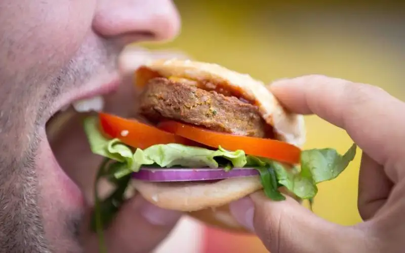 Фастфуд с человеческим мясом продают в Финляндии - фейк