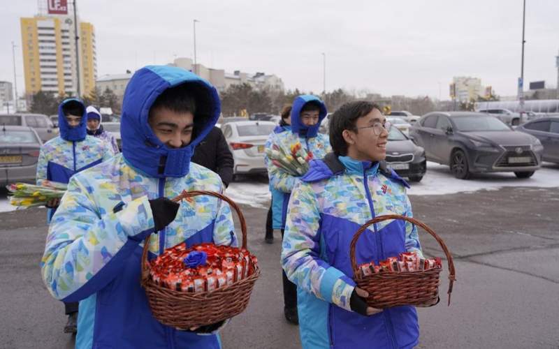 Волонтеры порадуют астанчанок цветами и шоколадом Волонтеры порадуют астанчанок цветами и шоколадом