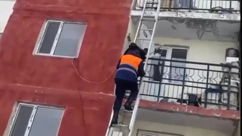  Жетісу облысында өртеніп жатқан пәтерден екі бала құтқарылды
