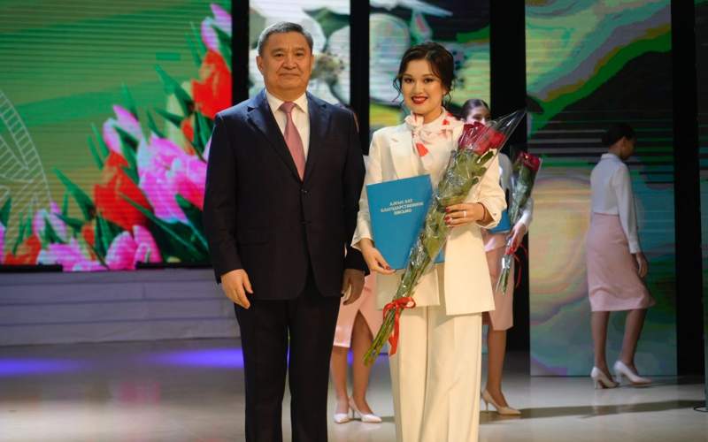 С 8 Марта поздравили женщин в Кокшетау С 8 Марта поздравили женщин в Кокшетау