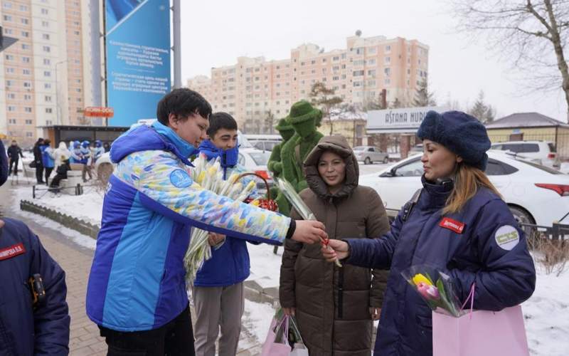 Волонтеры порадуют астанчанок цветами и шоколадом Волонтеры порадуют астанчанок цветами и шоколадом