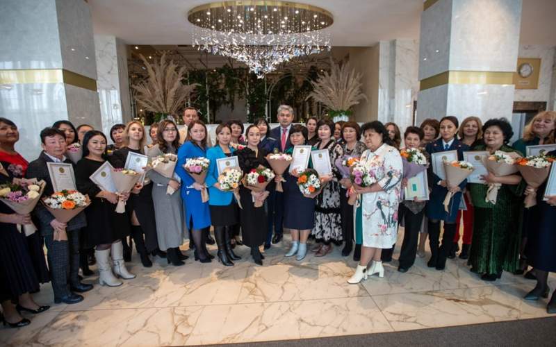 – Всем женщинам я желаю доброго здравия, улыбок, чтобы мужчины радовали. Помните, что мы вас всех любим, – сказал Ермек Кошербаев. – Всем женщинам я желаю доброго здравия, улыбок, чтобы мужчины радовали. Помните, что мы вас всех любим, – сказал Ермек Кошербаев.