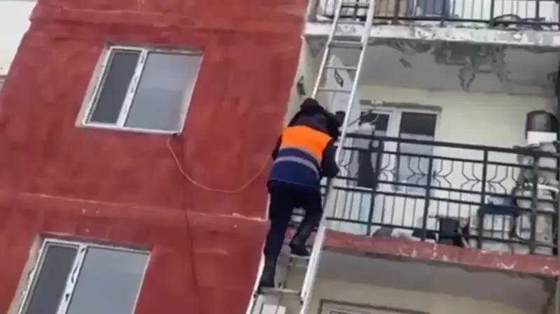  Jetisý oblysynda órtenip jatqan páterden eki bala qutqaryldy