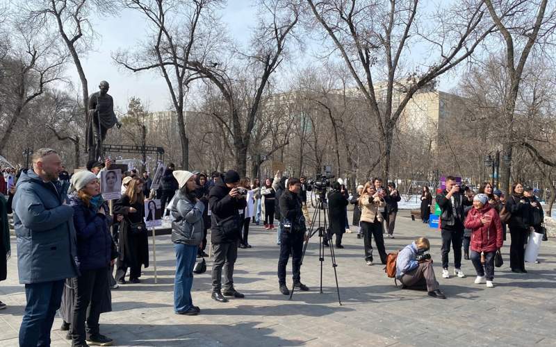 Митинг в поддержку женщин прошел в Алматы