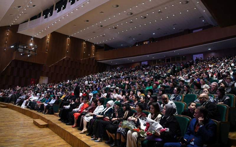 Аким ЗКО поздравил женщин с 8 Марта