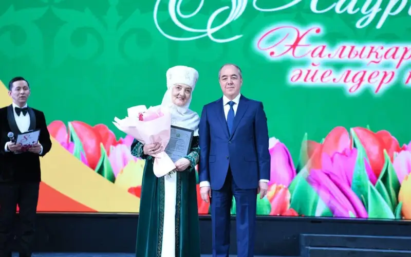 Аким ЗКО поздравил женщин с 8 Марта