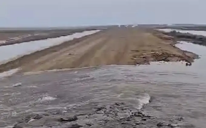 Пролив талой воды произошел на трассе на западе Казахстана
