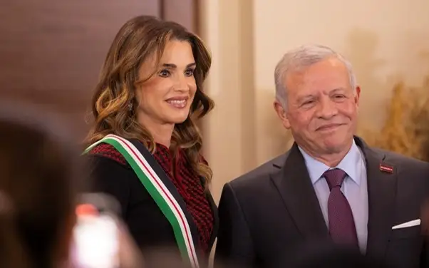 Король Иордании поздравил женщин и вручил орден королеве