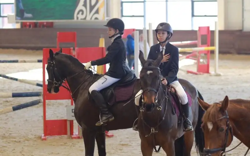 Открытое первенство по конкуру среди наездниц проходит в Астане