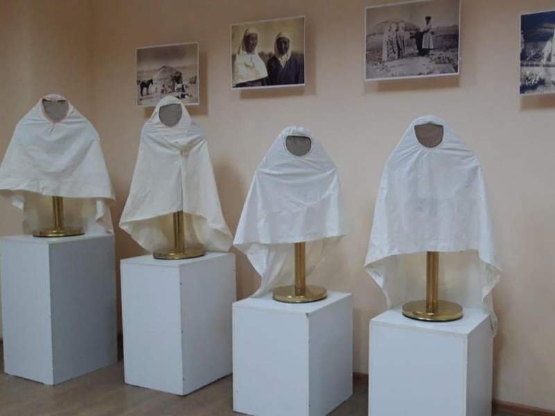 Историю кимешек рассказали на выставке в карагандинском музее Историю кимешек рассказали на выставке в карагандинском музее