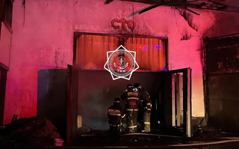 Крупный пожар в костанайском СТО потушили