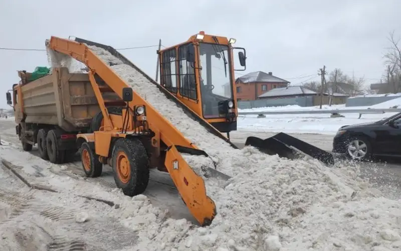 Почти 1200 единиц спецтехники вышли на уборку снега в Астане