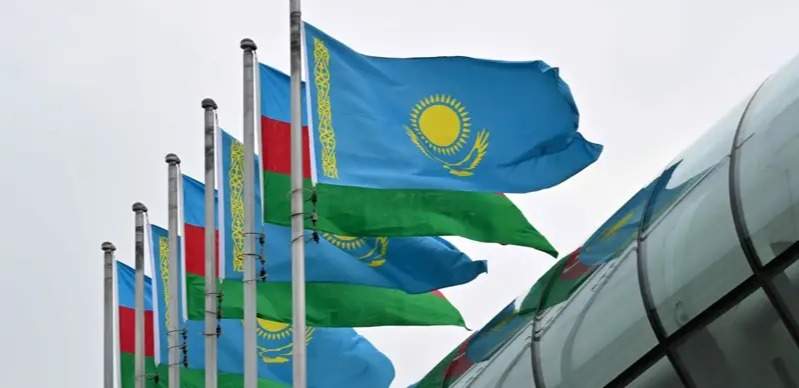 Қозоғистон ва Озарбайжон байроқлари Қозоғистон ва Озарбайжон байроқлари