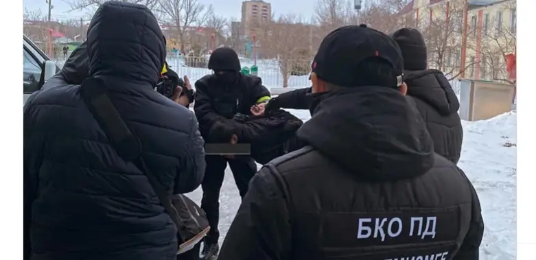 Оралда шетел азаматынан тұрақты түрде ақша бопсалап келген адам ұсталды