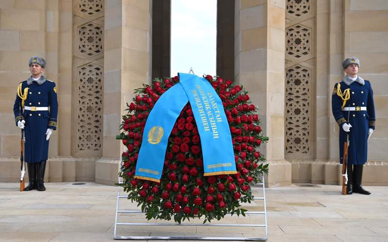 Президент Казахстана возложил цветы к могиле общенационального лидера Азербайджана Гейдара Алиева и к вечному огню на Аллее шехидов