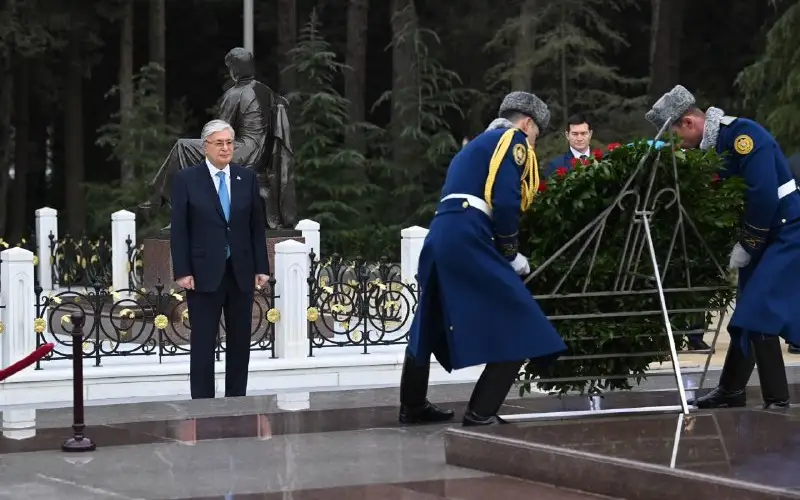 Президент Казахстана возложил цветы к могиле Гейдара Алиева 