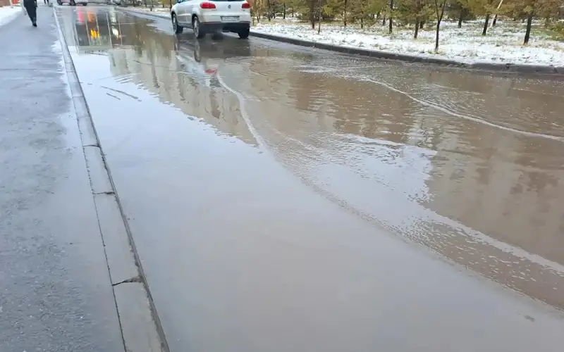Талую воду продолжают откачивать в Семее