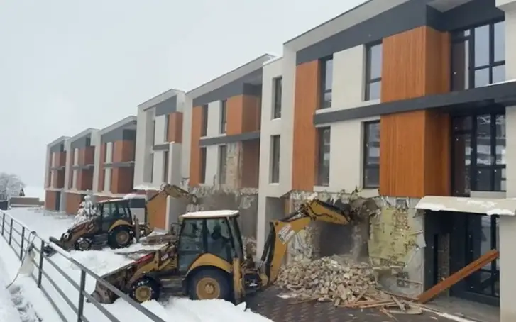 Жилой комплекс начали сносить в Алматы