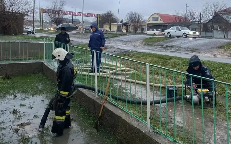 Backyards of 8 single-family houses flooded in Turkistan region