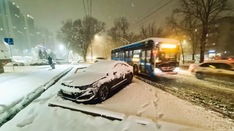 снег