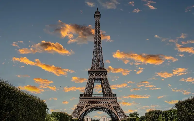 ەر ادام پاريجدەگى ايگىلى ەيفەل مۇناراسىن ساتىپ جىبەرگەن