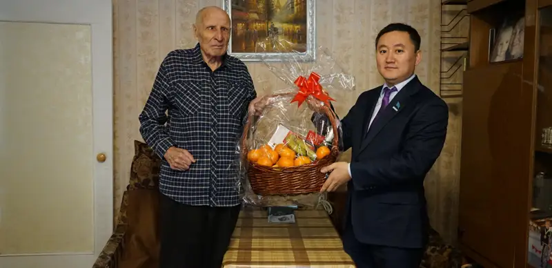 Молодежь ВКО поздравила с Көрісу күні старшее поколение 