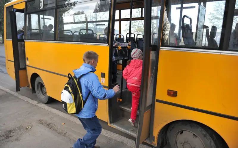 Almatyda oqýshylardy tasymaldaıtyn avtobýs jetpeıdi