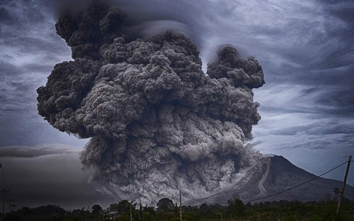 Philippine Volcano Erupts Spews 5km High Plume Of Ash Gas