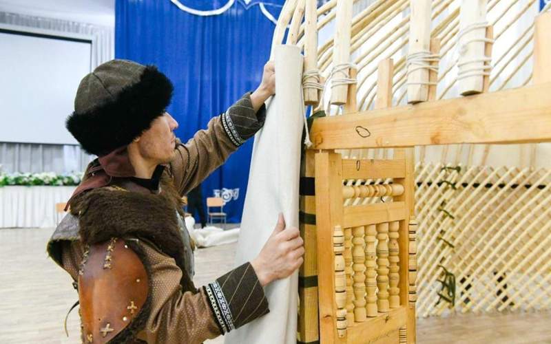 Собирать юрту научили столичных школьников