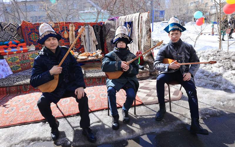 Костанайцы отмечают Наурыз в своих дворах Костанайцы отмечают Наурыз в своих дворах