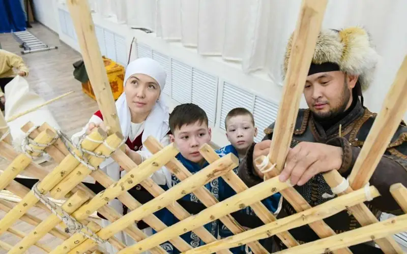 Собирать юрту научили столичных школьников