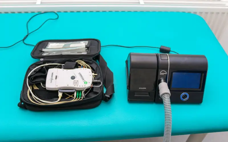 Қою көк көйлек үшін макияж