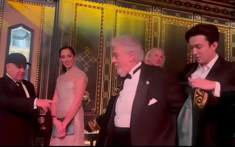 Димаш Кудайберген подарил Пласидо Доминго чапан