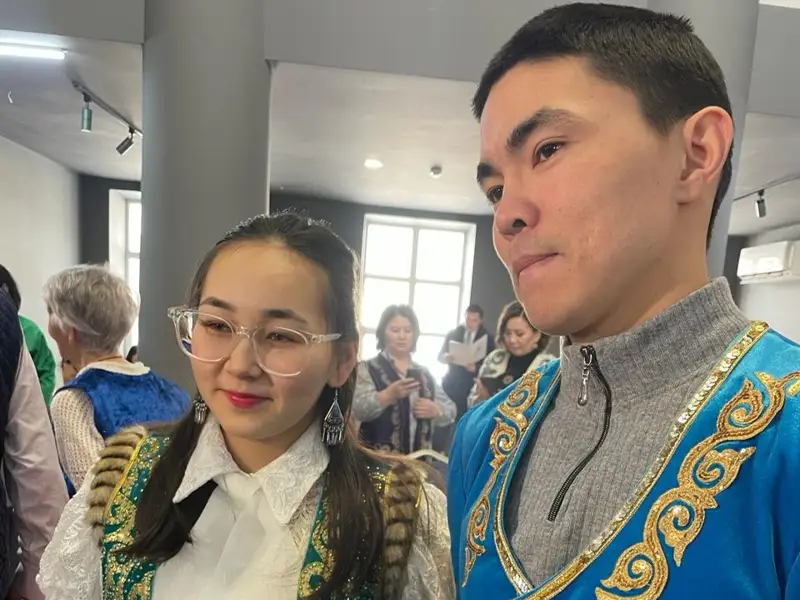 молодожены