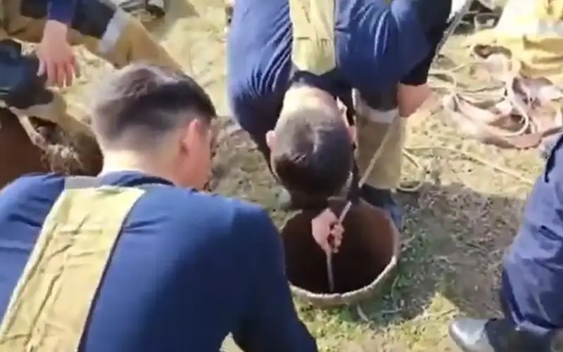 Девушку извлекли из трубы дренажного колодца в Туркестанской области