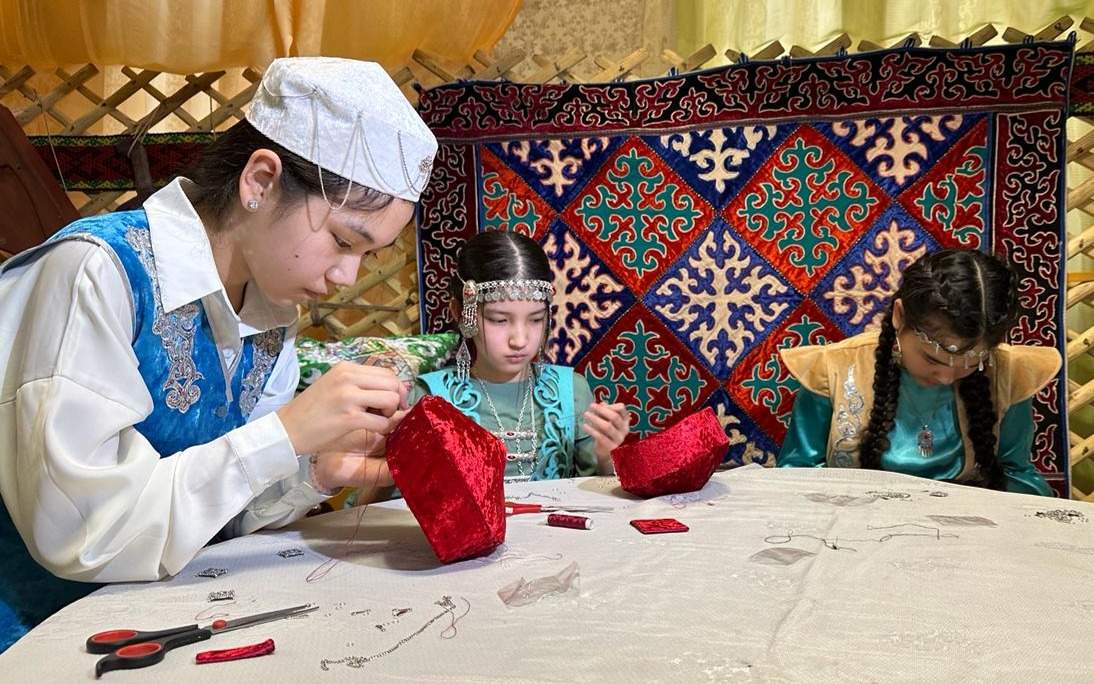 Порно жағажайда қызды ұстап алып, оны жыныстық қатынасқа түсірді