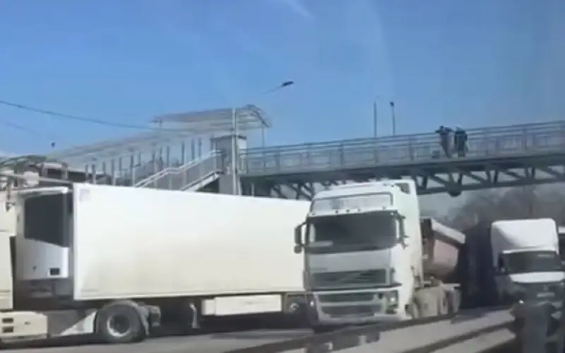 Столкновение грузовиков парализовало движение на оживленной улице в Алматы