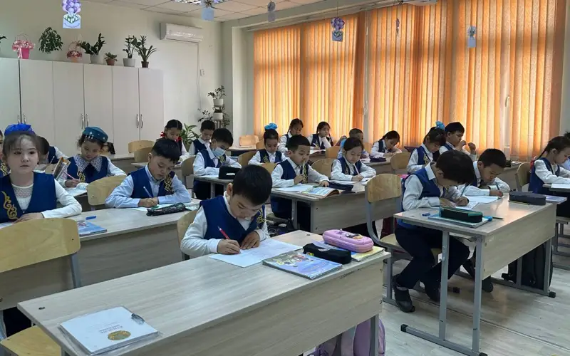 Ұлттық киім, оқушы